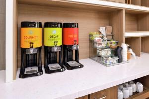 Home2 Suites By Hilton Merrillville的咖啡和沏茶工具