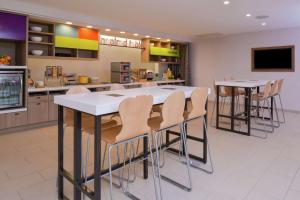 Home2 Suites By Hilton Merrillville的厨房或小厨房