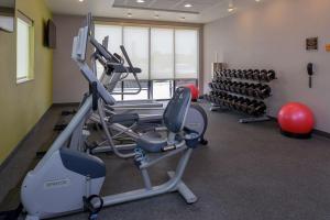 Home2 Suites By Hilton Merrillville的健身中心和/或健身设施
