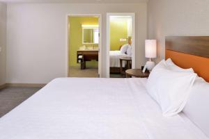 Home2 Suites By Hilton Merrillville客房内的一张或多张床位