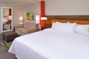 Home2 Suites By Hilton Merrillville客房内的一张或多张床位
