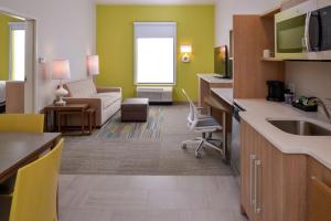 Home2 Suites By Hilton Merrillville的电视和/或娱乐中心