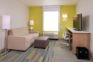Home2 Suites By Hilton Merrillville的电视和/或娱乐中心