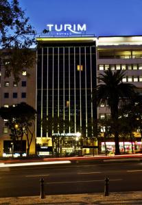 een hoog gebouw met een bord erop bij TURIM Av. Liberdade Hotel in Lissabon