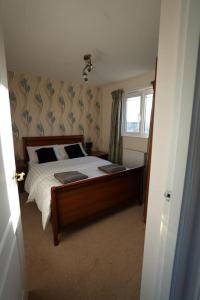 a bedroom with a bed and a window at Cosy Stirling 3-bedroom Home in Stirling