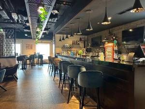 Ο χώρος του lounge ή του μπαρ στο Hampton By Hilton Dubai Al Barsha