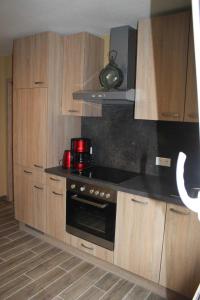 een keuken met houten kasten en een fornuis met oven bij Hafenperle Carolinensiel in Carolinensiel
