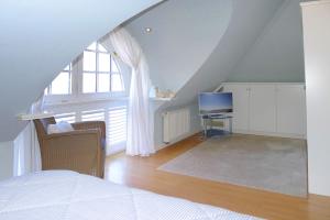 ヴィーク・アウフ・フェールにあるSeedüneのベッドルーム(ベッド1台、窓、テレビ付)
