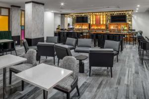 DoubleTree by Hilton Sarasota Bradenton Airport餐厅或其他用餐的地方