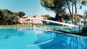 una gran piscina con un tobogán blanco en Hotel Restaurante El Montico, en Tordesillas