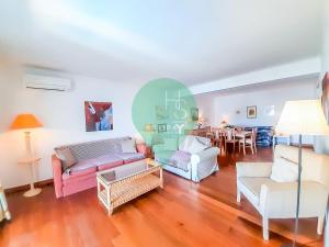 - un salon avec un canapé, des chaises et une table dans l'établissement Poolside Bliss T1 HsR Vilamarina, à Quarteira