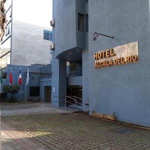 un edificio con un hotel atlaiah en Hotel Alcala del Rio, en Santiago