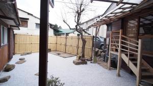 un patio trasero con una valla de madera y un árbol en 2 separate houses※Garden/Hakone 3min walk from Sta en Hakone