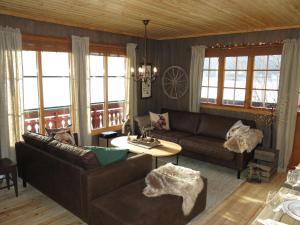 ein Wohnzimmer mit 2 Sofas und einem Tisch in der Unterkunft Holiday Home Staksholmen - SOW725 by Interhome in Konsmo