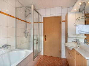 Ένα μπάνιο στο Holiday Home Haus Hilda by Interhome