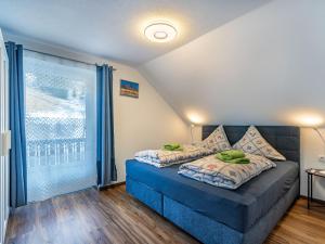 Ένα ή περισσότερα κρεβάτια σε δωμάτιο στο Holiday Home Haus Hilda by Interhome