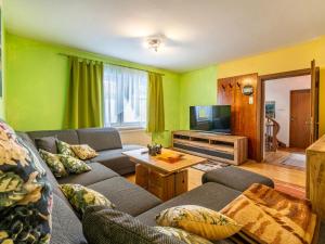 un soggiorno con divano e TV di Holiday Home Hilda by Interhome 