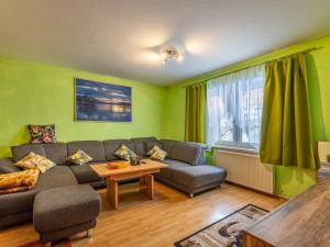 Χώρος καθιστικού στο Holiday Home Haus Hilda by Interhome