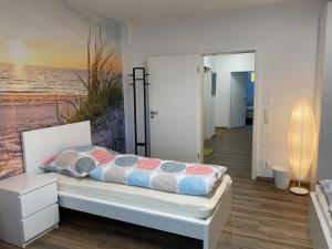 Schlafzimmer mit einem Bett und Meerblick in der Unterkunft Boardinghouse am Steinkläffle in Friolzheim