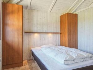 Postel nebo postele na pokoji v ubytování Holiday Home Fridgerd - 250m from the sea in NW Jutland by Interhome