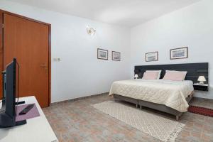 Apartment in Mugeba/Istrien 27611 tesisinde bir televizyon ve/veya eğlence merkezi
