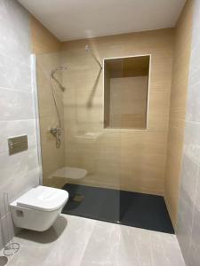 Apartamento en Casco Vello Vigo في فيغو: حمام مع مرحاض ودش