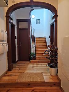 łuk prowadzący do korytarza ze schodami w obiekcie Vila Queirós - Cozy&Sweet w Lizbonie