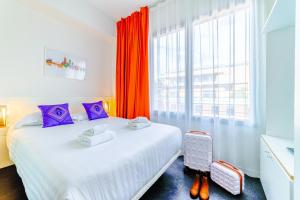 里昂Residence Montempo Lyon Cite Internationale的一间带床和大窗户的卧室