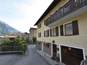 an empty street next to a building with a balcony at Apartment Casa Le Fontane by Interhome in SantʼAntonio Morignone
