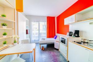Residence Montempo Lyon Cite Internationale的厨房或小厨房