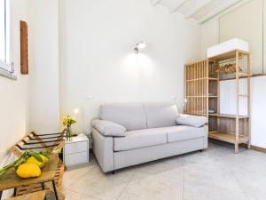 un soggiorno con divano e tavolo di Apartment Noce by Interhome a Marciana