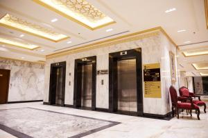 a lobby with a row of elevators in a building at فنادق رزون المسك مكة المكرمة in Makkah