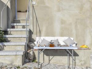 un tavolo con cuscini accanto ad alcune scale di Apartment Noce by Interhome a Marciana