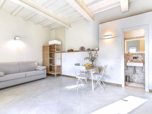 un soggiorno con divano e tavolo di Apartment Noce by Interhome a Marciana