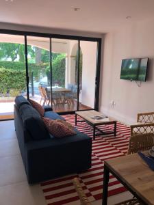 - un salon avec un canapé bleu et une table dans l'établissement Disfruta y Descansa en Marbella, à Marbella