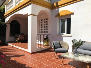 Cette maison dispose d'une terrasse avec une table et des chaises. dans l'établissement Disfruta y Descansa en Marbella, à Marbella