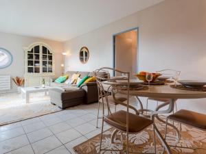 una sala de estar con una mesa y un sofá en Apartment Le Belvédère by Interhome, en Dives-sur-Mer