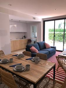 - un salon avec une table en bois et un canapé bleu dans l'établissement Disfruta y Descansa en Marbella, à Marbella