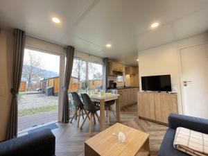 una cucina e un soggiorno con tavolo e sedie di Holiday Home Tiny Haus SMALI by Interhome a Riedenburg