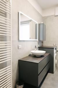 a bathroom with a sink and a mirror at Lara’s House in San Giovanni Lupatoto