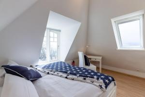 ein Schlafzimmer mit einem Bett mit einer amerikanischen Flaggendecke in der Unterkunft Strandhafer im Haus Südstrand in Wyk auf Föhr