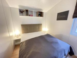een kleine slaapkamer met een bed en een raam bij Holiday Home Tiny Haus Raabennest by Interhome in Riedenburg