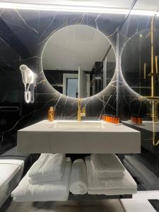 セビリアにあるアパルタメントス セビリア セントロのバスルーム(洗面台、鏡付)