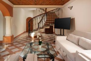un soggiorno con divano e tavolo di Eurostars Hacienda Vista Real a Playa del Carmen