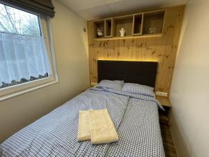 een kleine slaapkamer met een bed en een raam bij Holiday Home Renate by Interhome in Wemding