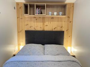 een slaapkamer met een bed met een houten hoofdeinde bij Holiday Home Eule by Interhome in Wemding