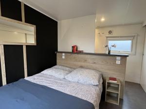 - une petite chambre avec un lit et une fenêtre dans l'établissement Holiday Home Micha by Interhome, à Wemding