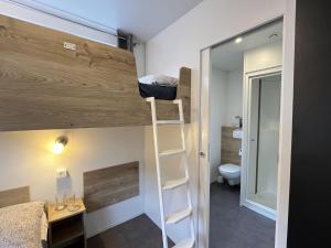 Cette petite chambre comprend des lits superposés et des toilettes. dans l'établissement Holiday Home Micha by Interhome, à Wemding