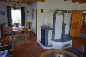 un soggiorno con camino e tavolo di Ferienwohnungen Höhn ad Altfunnixsiel Altre 12 foto