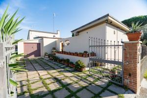 Gallery image of sunny courtyard in Piombino